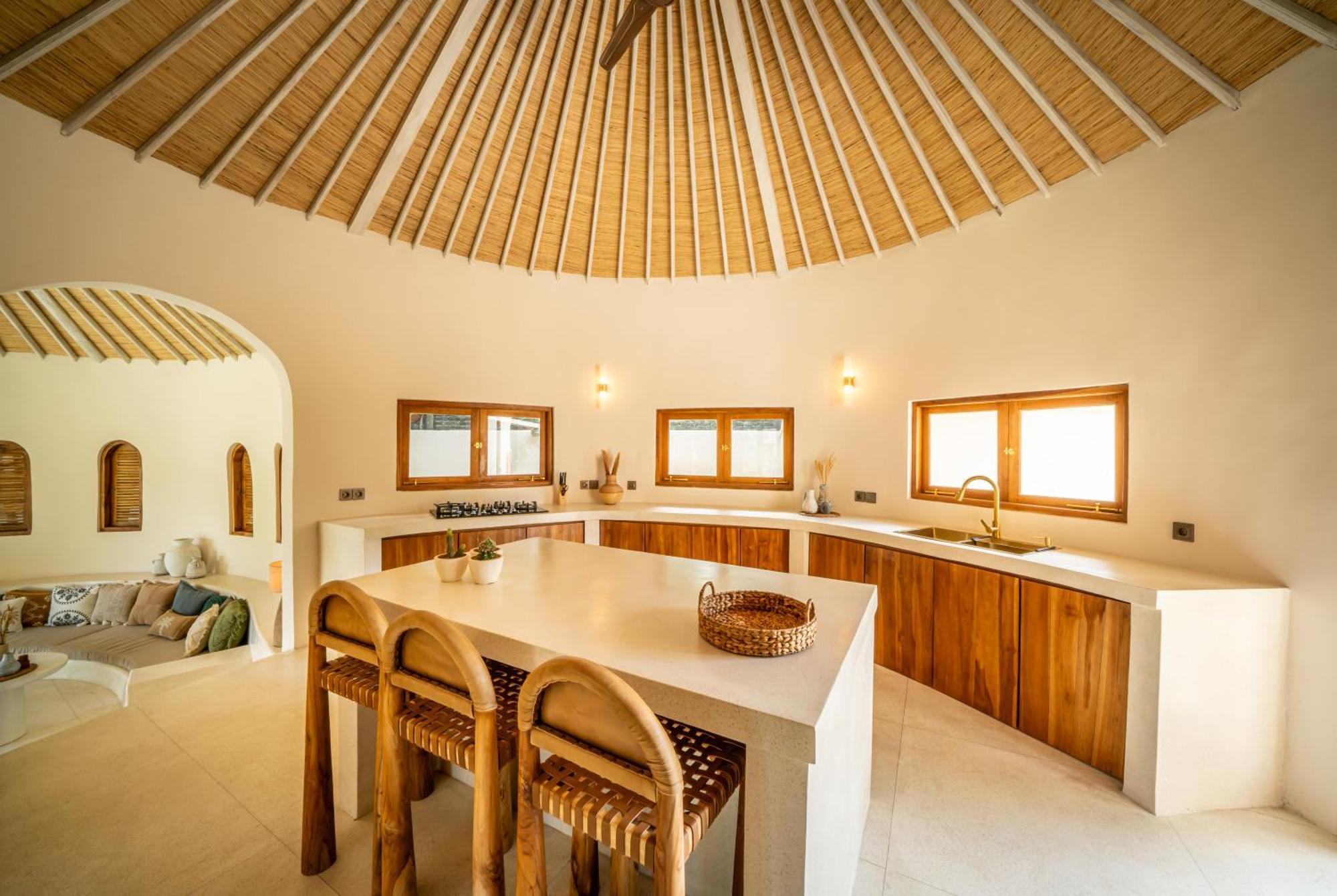 Meraki, 6br, Incl Breakfast, Heart Of Seminyak, Walking Distance To Restaurants, Bars And Shops, Tropical Garden
