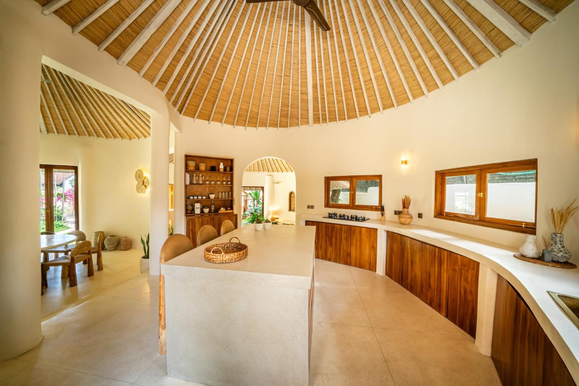 Villa Meraki, 6br, Incl Breakfast, Heart Of Seminyak, Walking Distance To Restaurants, Bars And Shops, Tropical Garden *