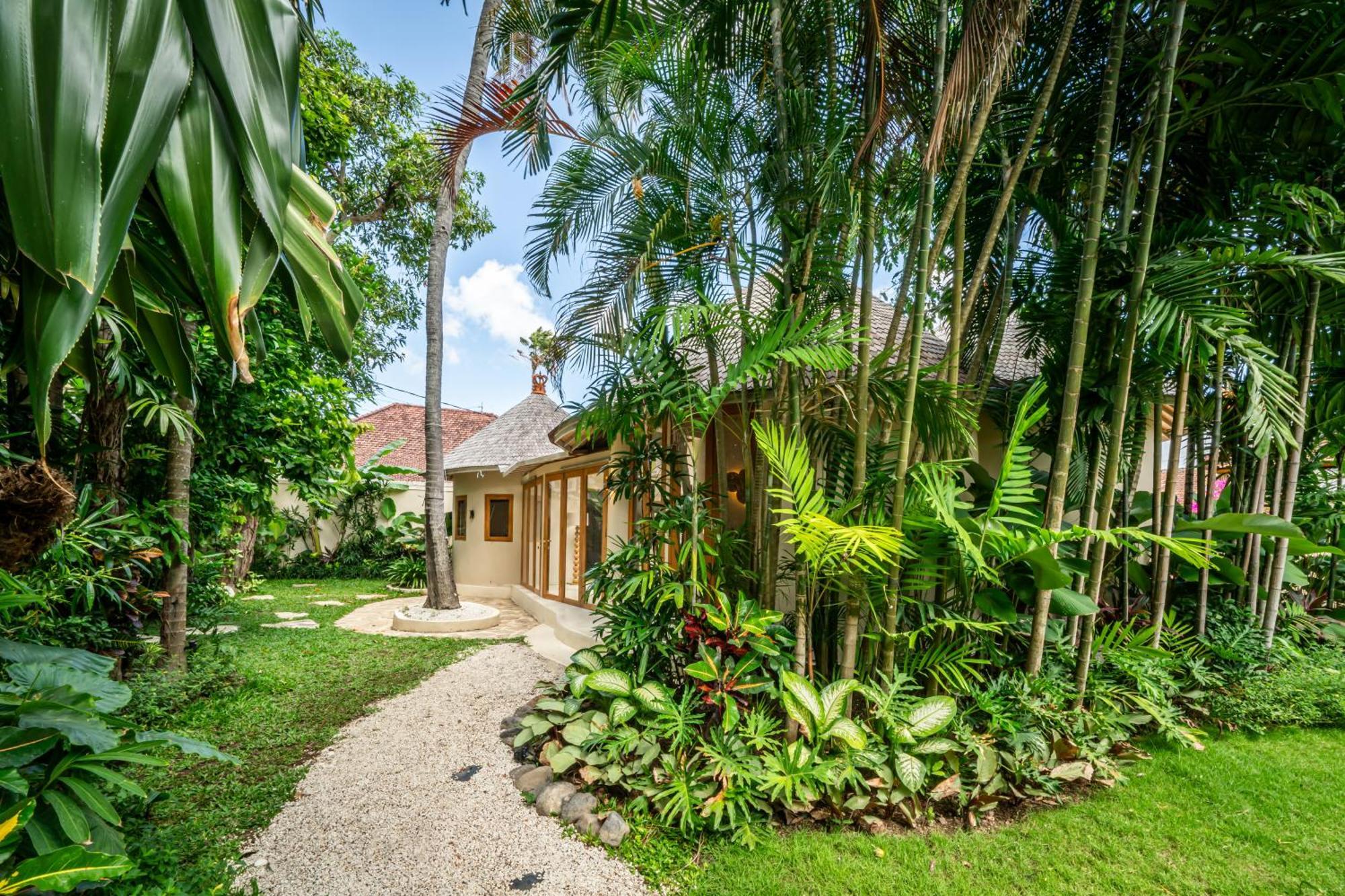 Meraki, 6br, Incl Breakfast, Heart Of Seminyak, Walking Distance To Restaurants, Bars And Shops, Tropical Garden