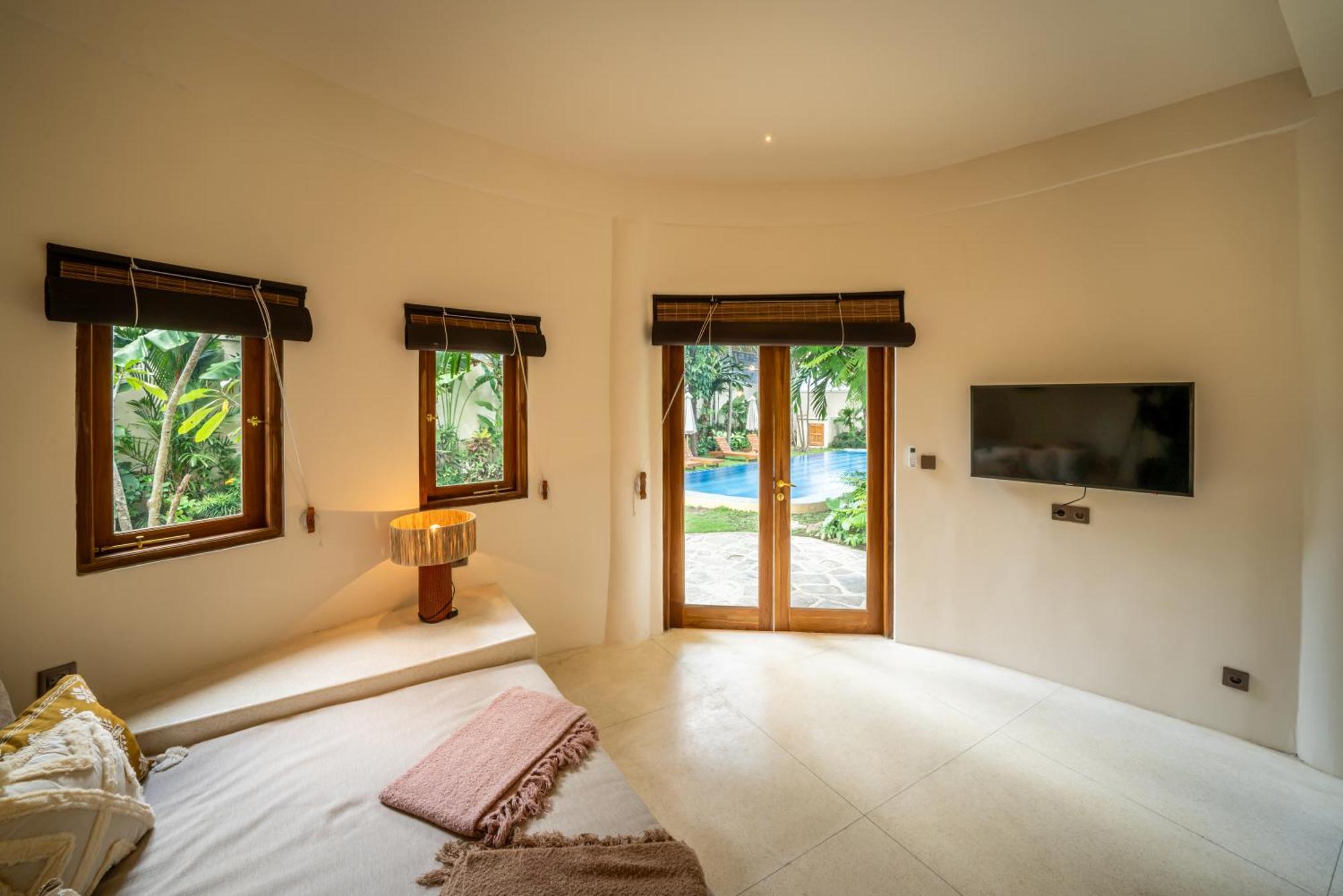 Villa Meraki, 6br, Incl Breakfast, Heart Of Seminyak, Walking Distance To Restaurants, Bars And Shops, Tropical Garden *