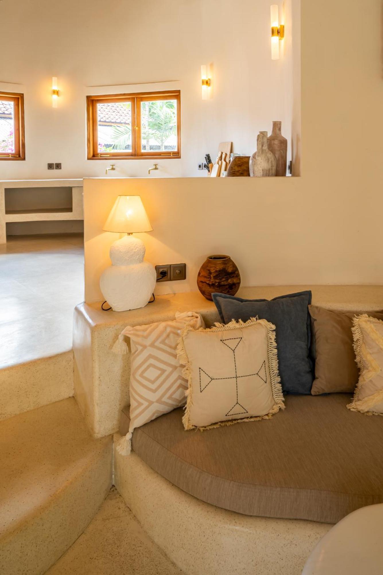 Villa Meraki, 6br, Incl Breakfast, Heart Of Seminyak, Walking Distance To Restaurants, Bars And Shops, Tropical Garden